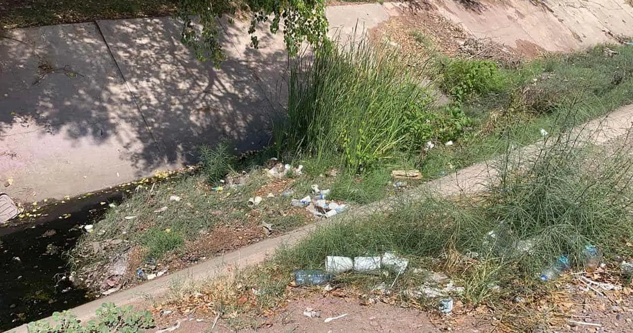Inunda drenaje pluvial la basura de la Laguna