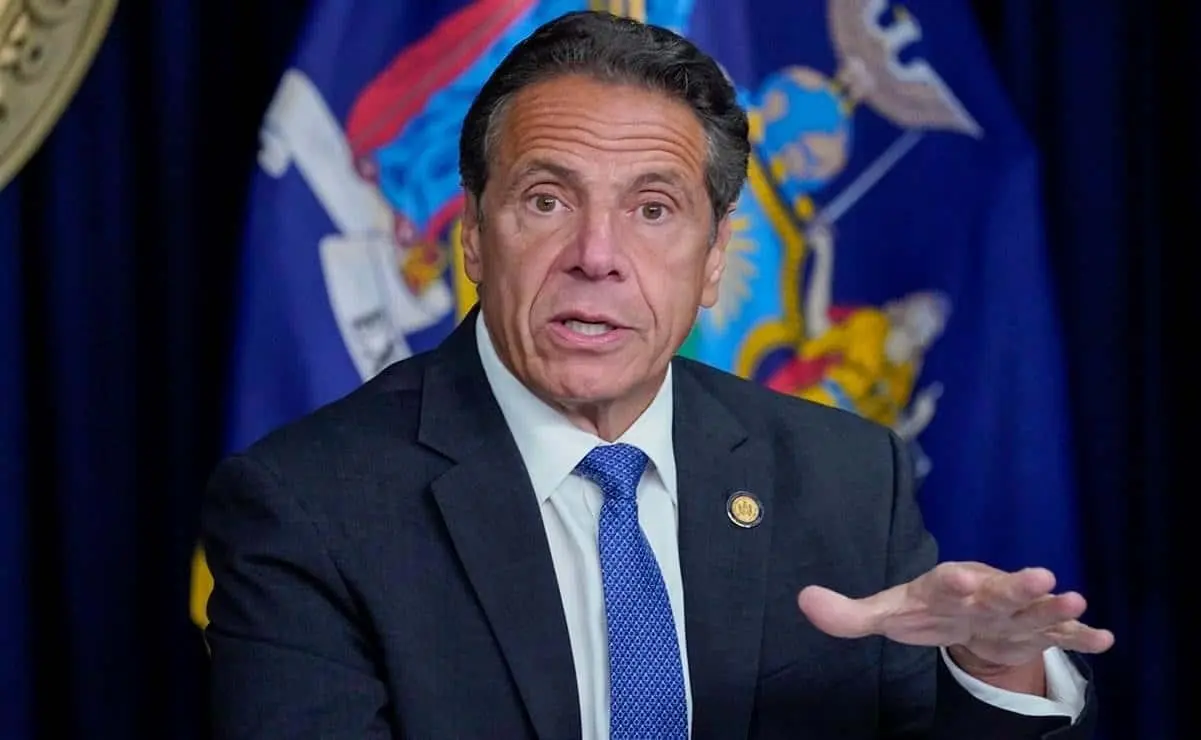Tras denuncias de acoso, renuncia Andrew Cuomo como gobernador de NY