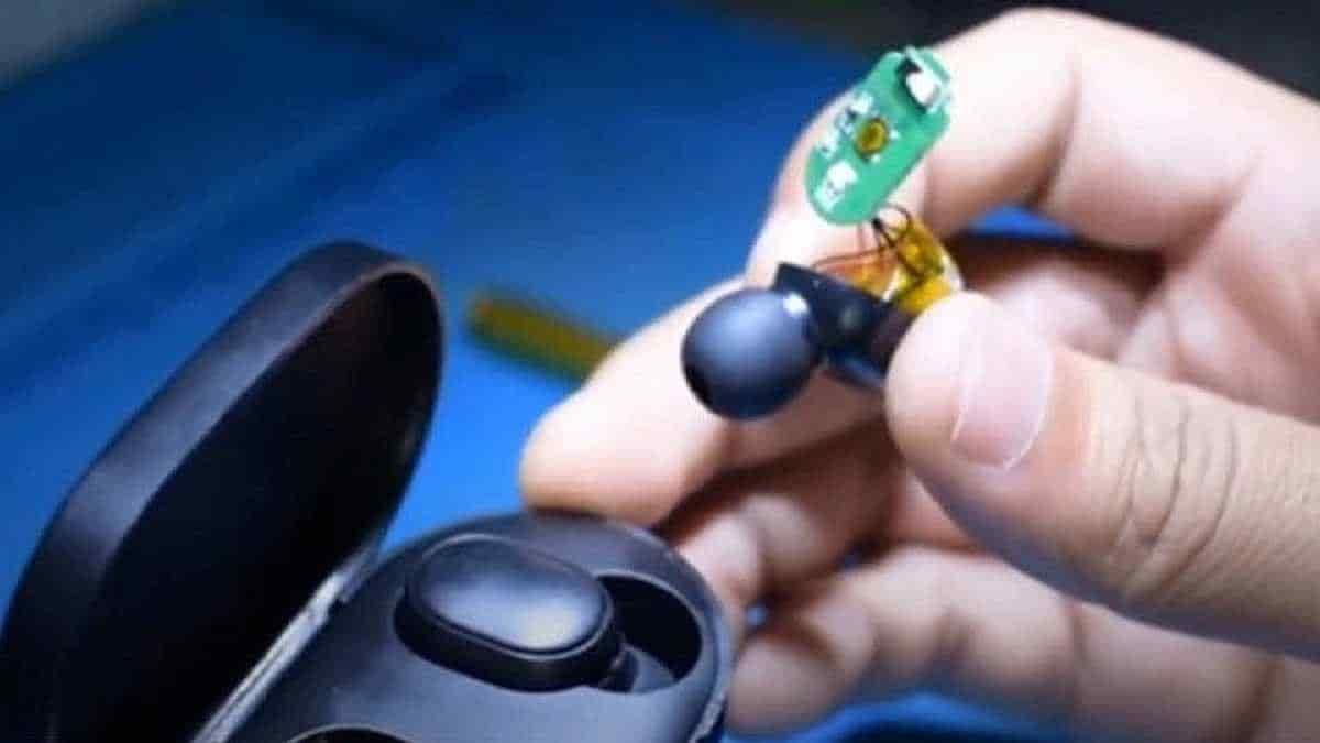 Le estallan audífonos Bluetooth mientras estudiaba y muere