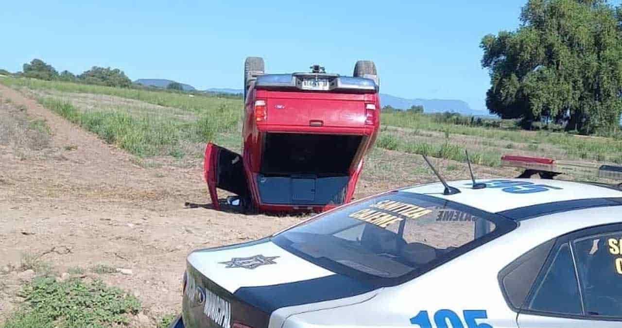 Vuelca pick up en el camino carretero