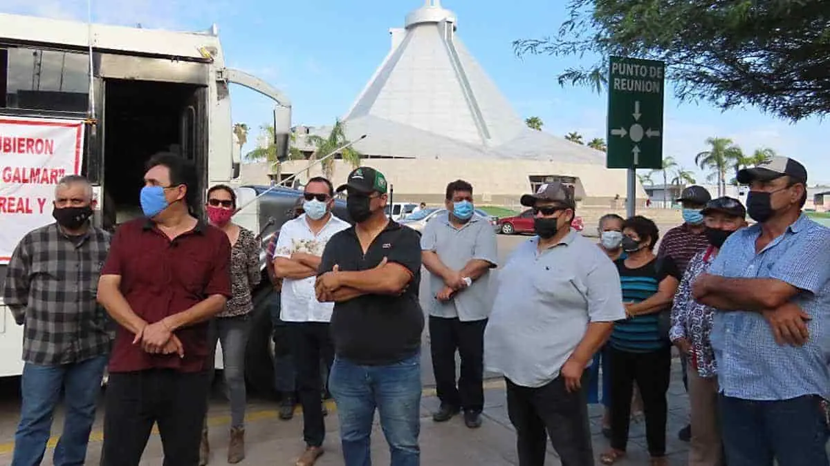 Deben 500 millones de pesos a los camioneros urbanos