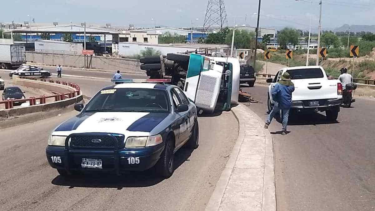 Se acuesta tráiler cargado de chatarra