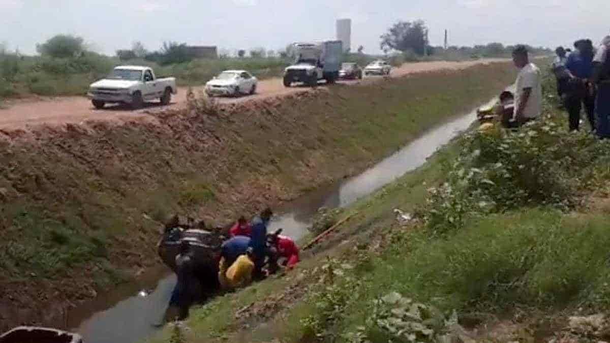 Cae vehículo al dren de la calle 300