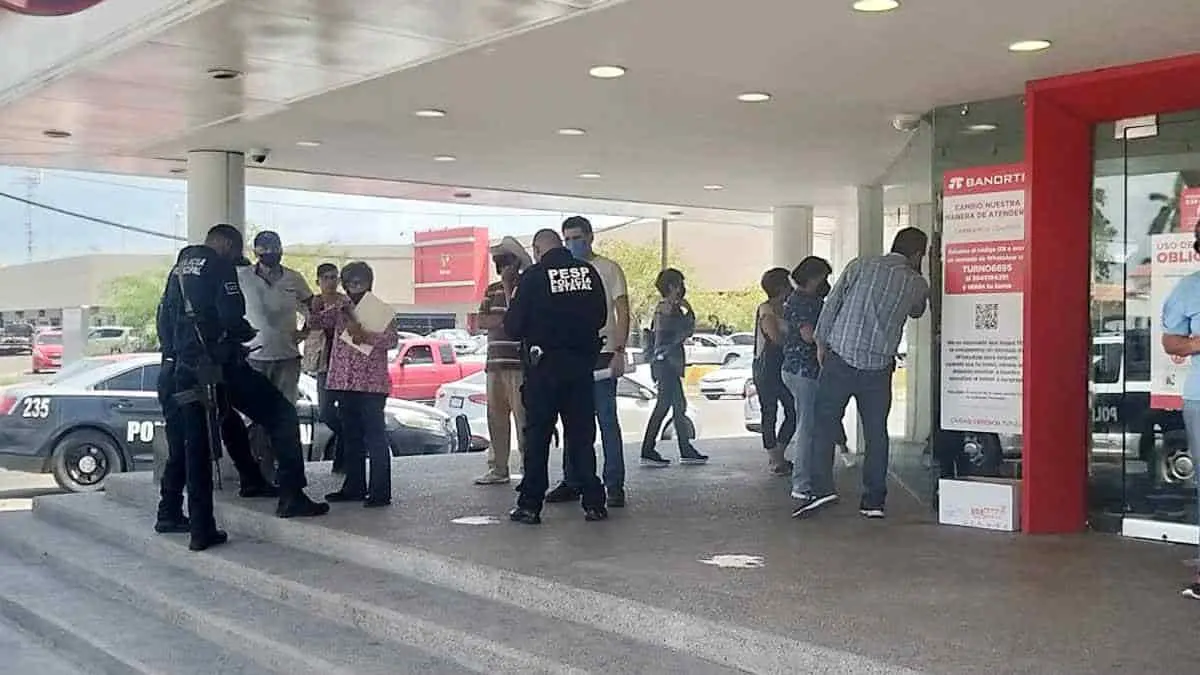 Despojan a dama de su bolso con miles de pesos