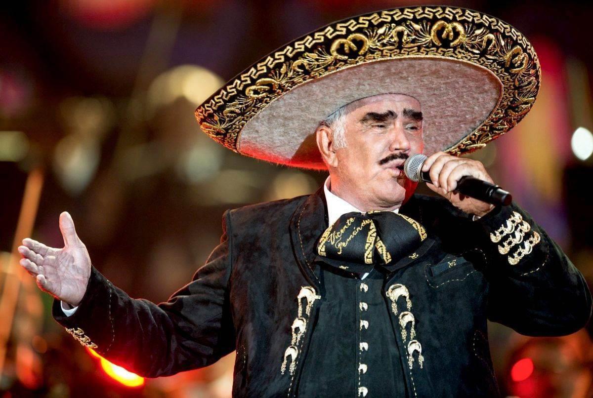 Vicente Fernández es alimentado a través de sonda