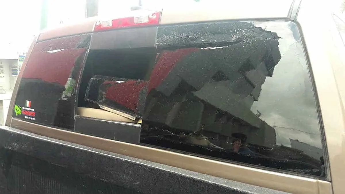 Le piden chance de salir y contesta quebrando los vidrios de una camioneta