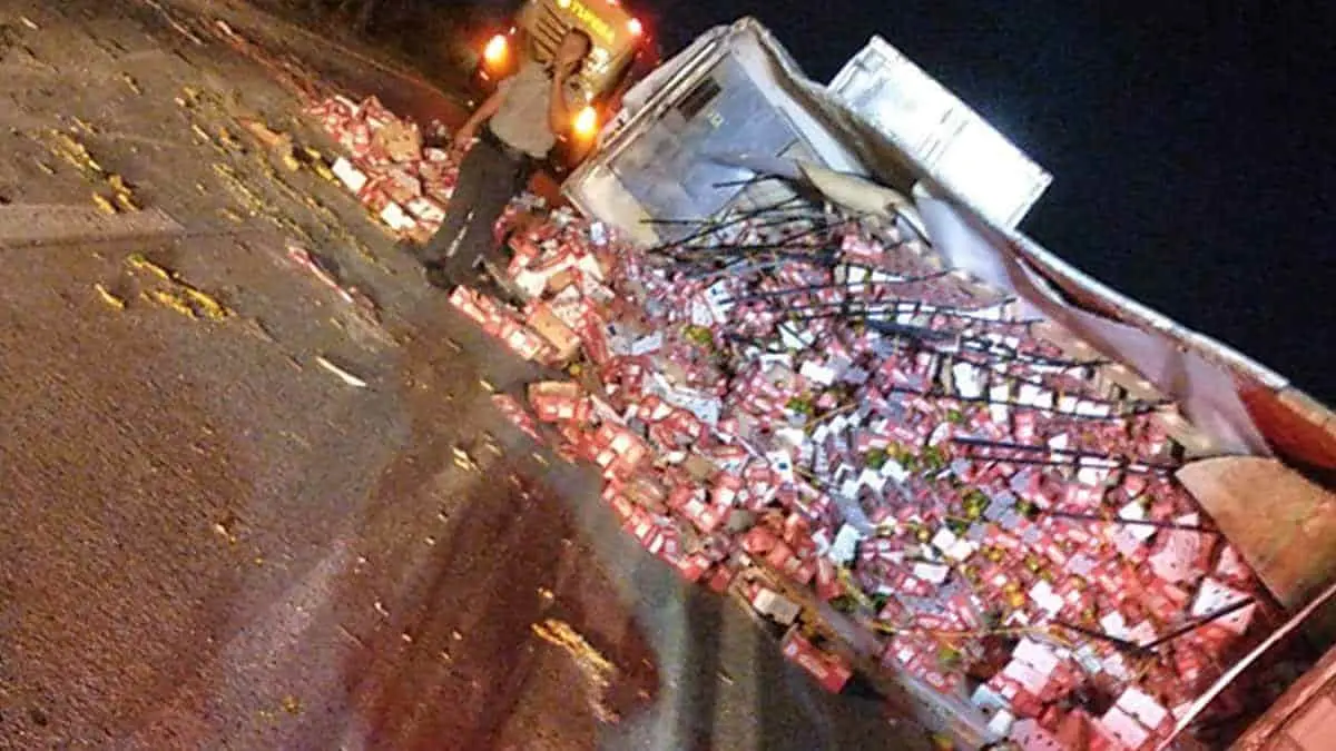 Se accidenta tráiler cargado de mango