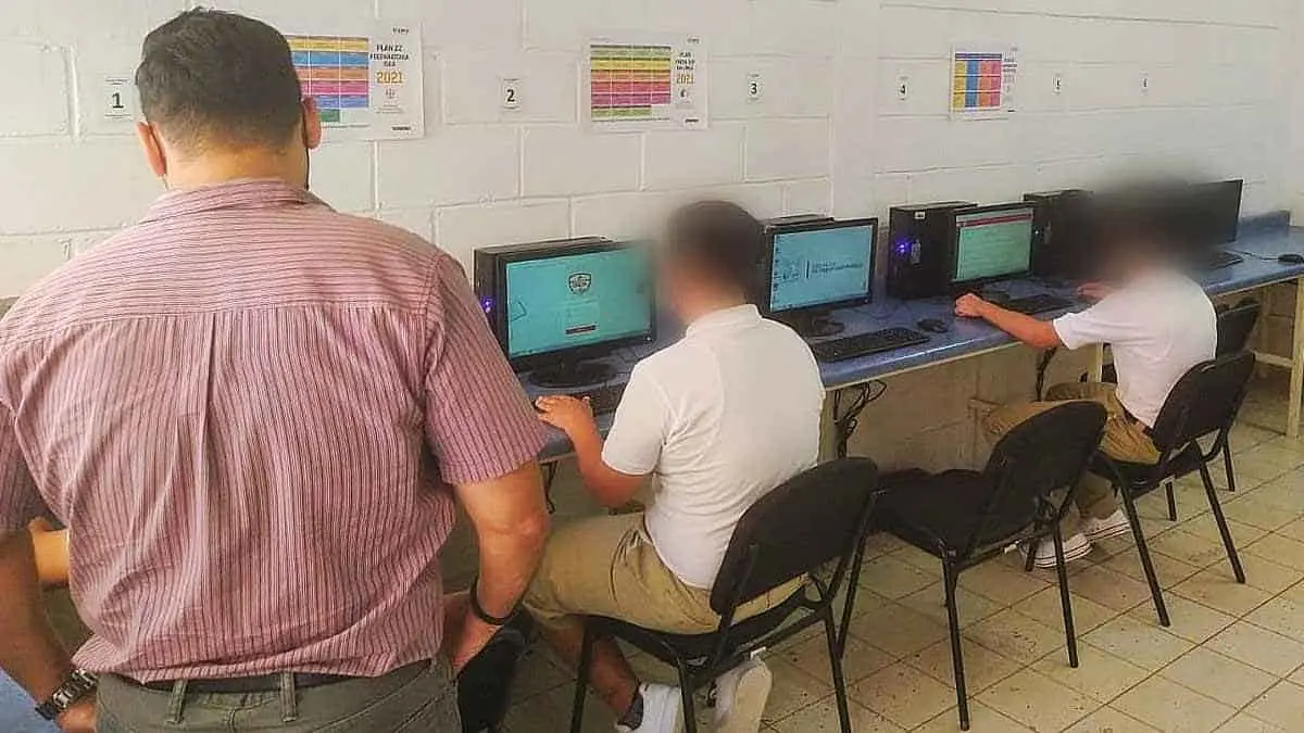 Internos del Itama estudian en línea la universidad