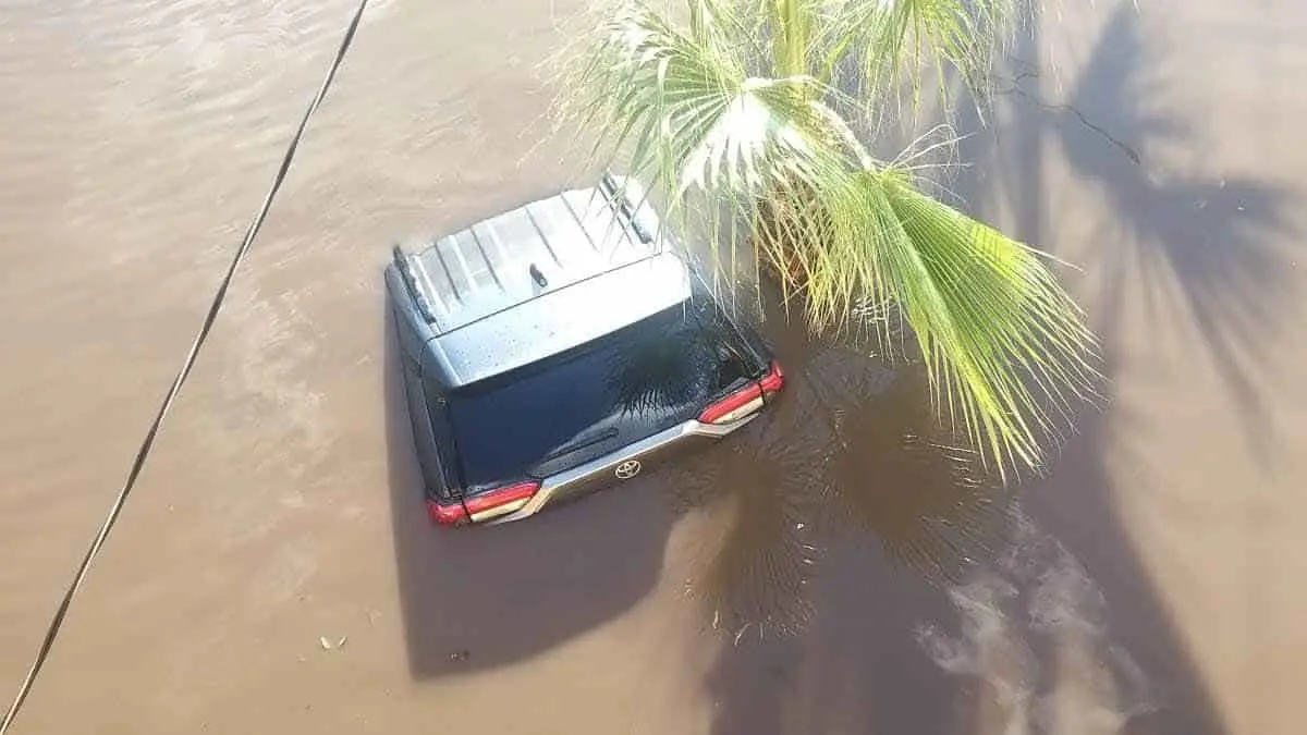 Queda auto varado en paso a desnivel de la 200