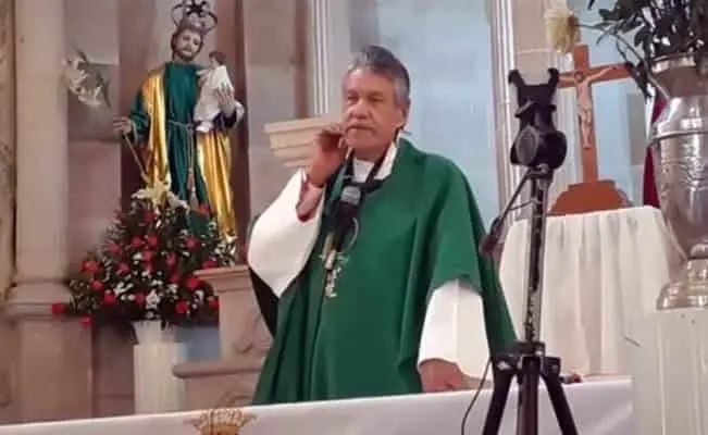 VIDEO. Vieja gorda con cuerpo de dado: dice padre a mujer en misa