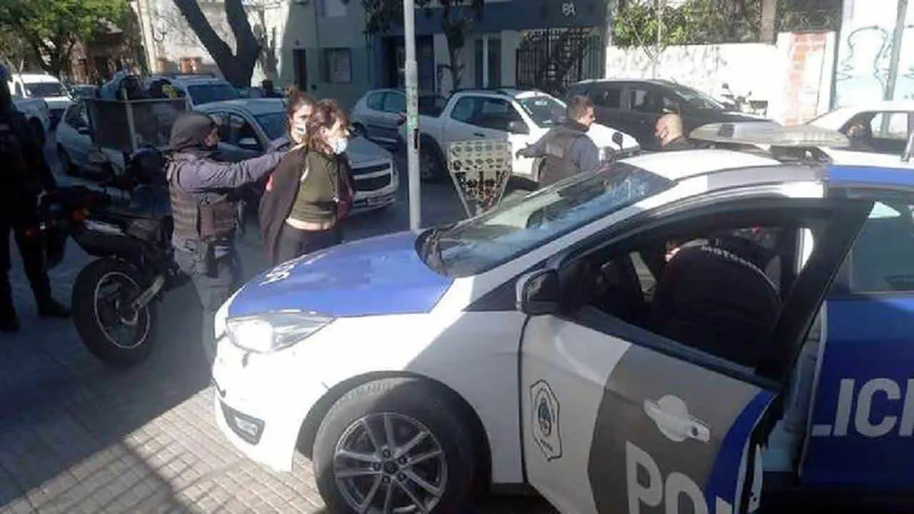 Deja a su bebé encerrado en el auto para ir al salón de belleza