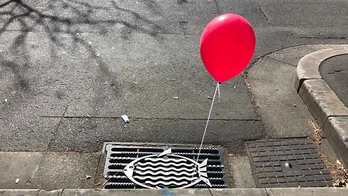 Aparece Pennywise en alcantarilla de México