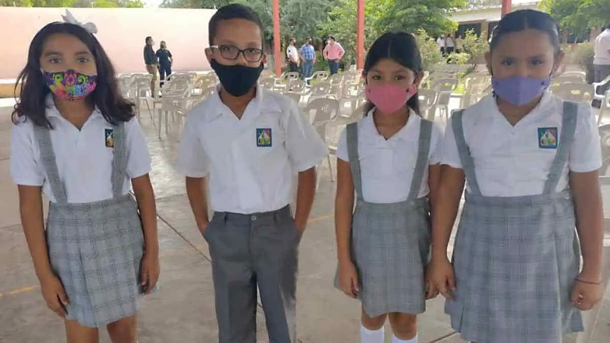Estudiantes se reencuentran en las aulas