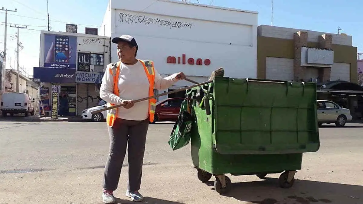 Doña Lucina limpia con gusto la ciudad