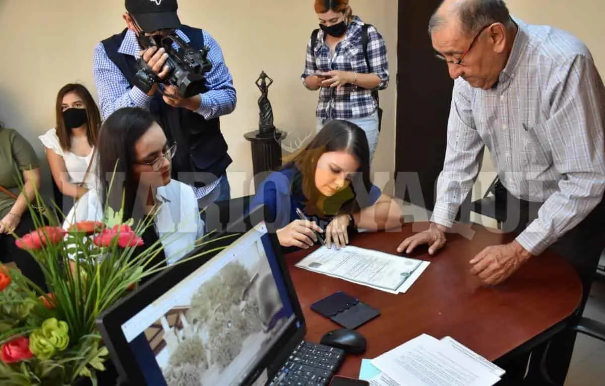 Cajemenses acuden a pedir información de matrimonio igualitario