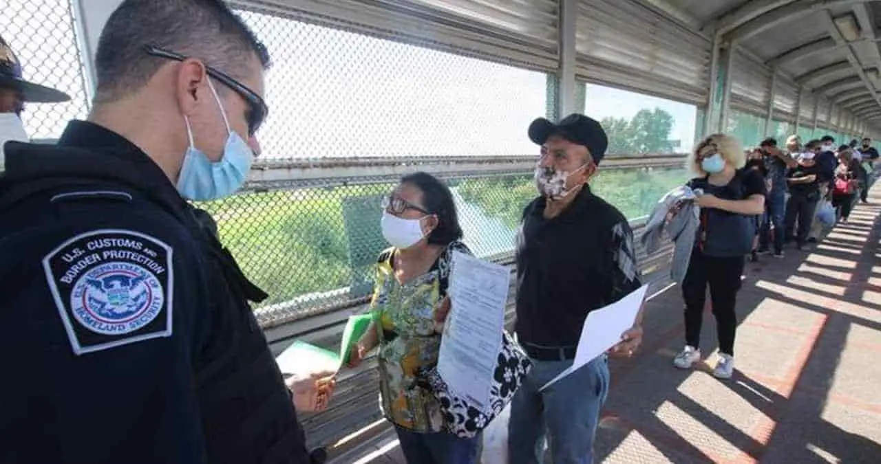 Piden certificado de vacunación al azar en la frontera