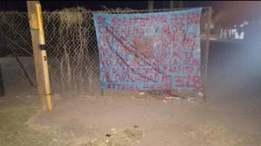 Colocan manta contra supuestos policías