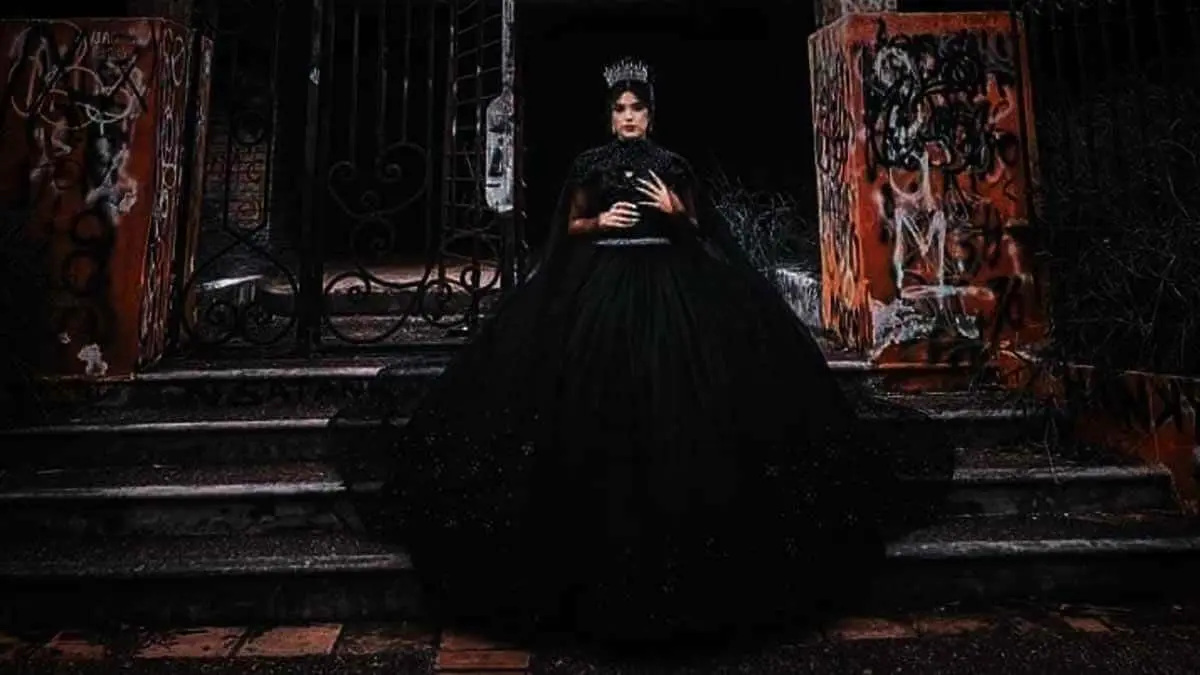 VIDEO: Quinceañera hace sesión de fotos en casa de narcosatánicos