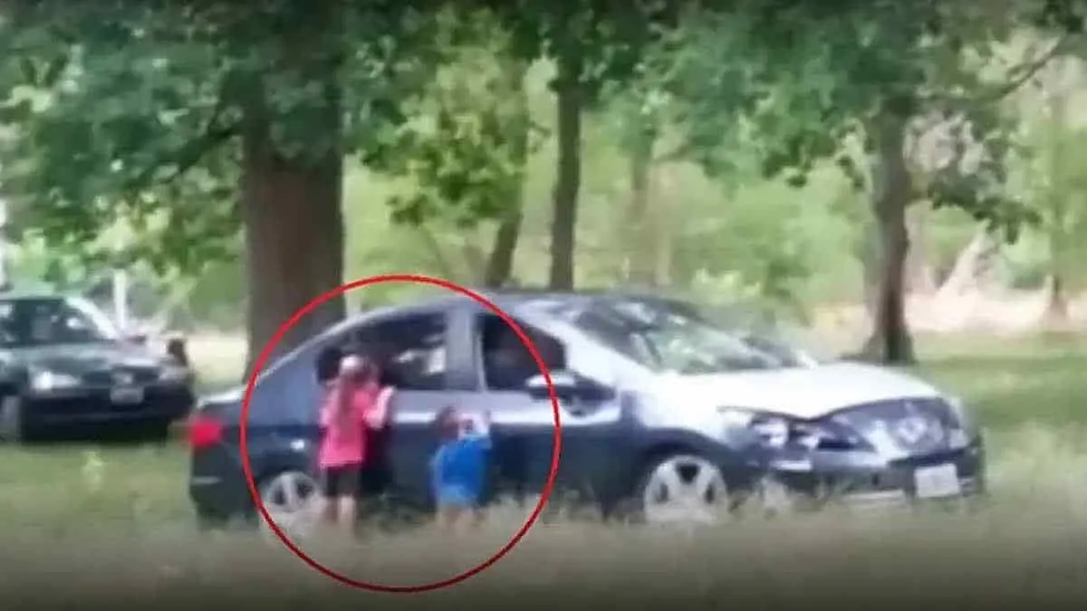 VIDEO. Bajan a sus dos hijos del carro para hacer el delicioso