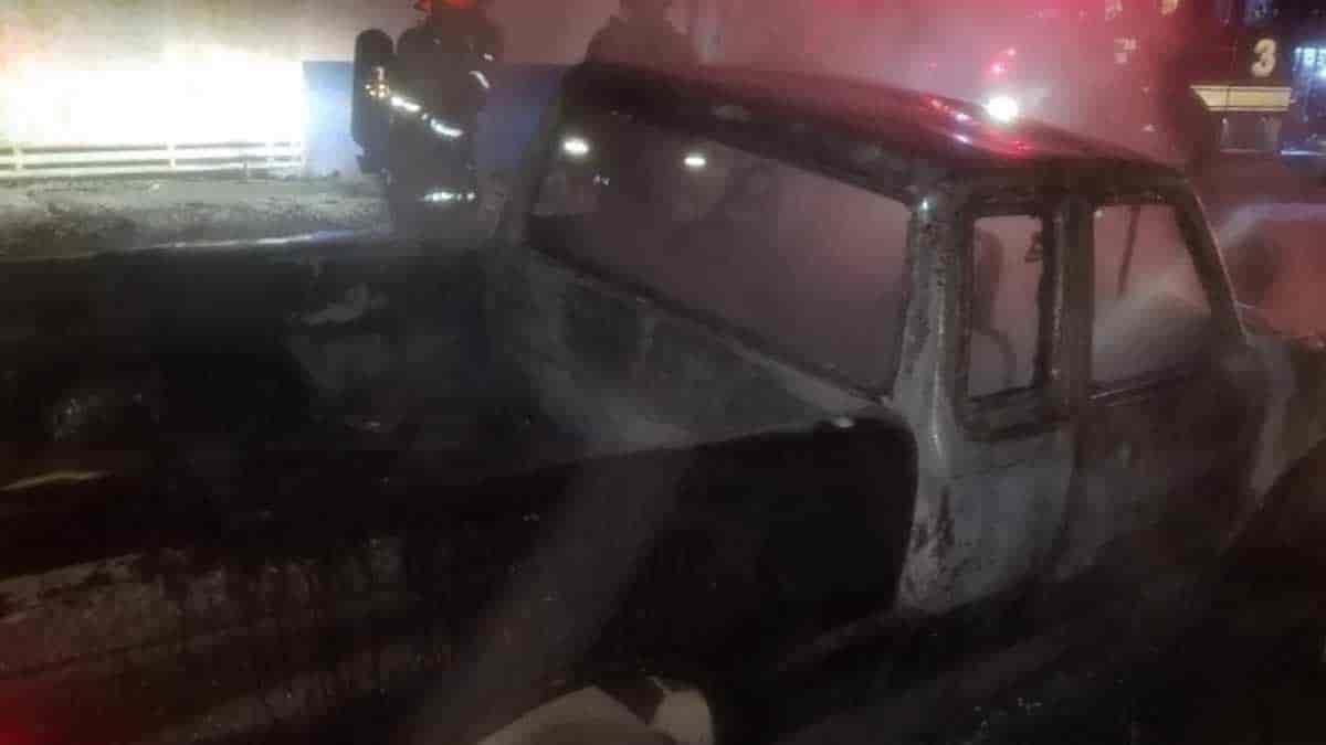 Arde camioneta en la Municipio Libre