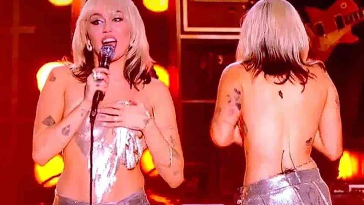 VIDEO. Miley Cyrus casi se queda desnuda en el escenario