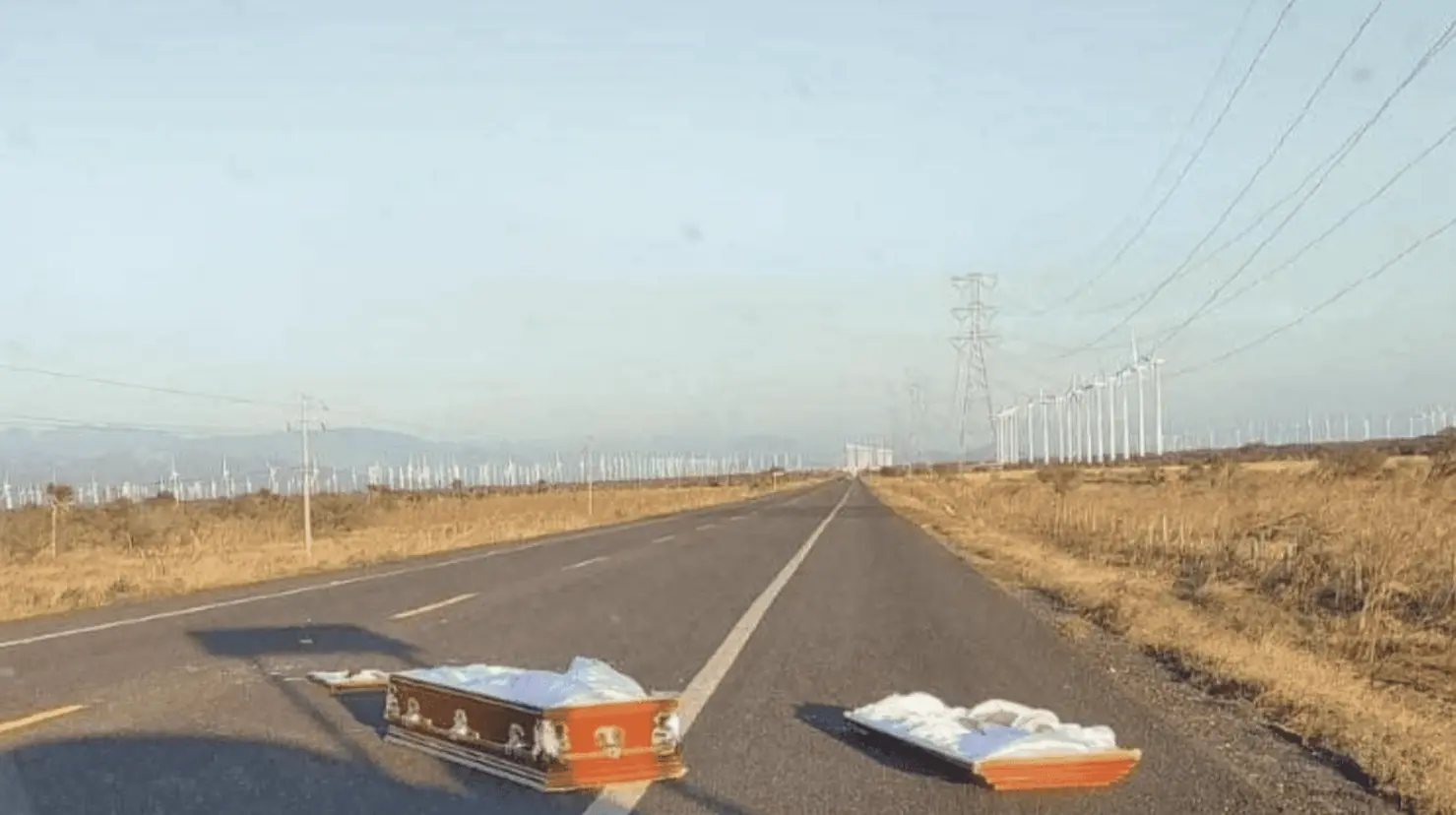 ¡De no creerse! Aparece ataúd tirado en medio de la carretera
