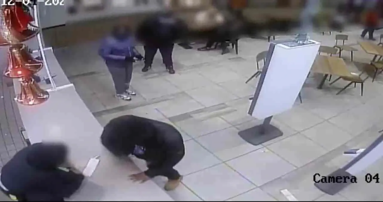 Video. Atacan a empleado de comida rápida