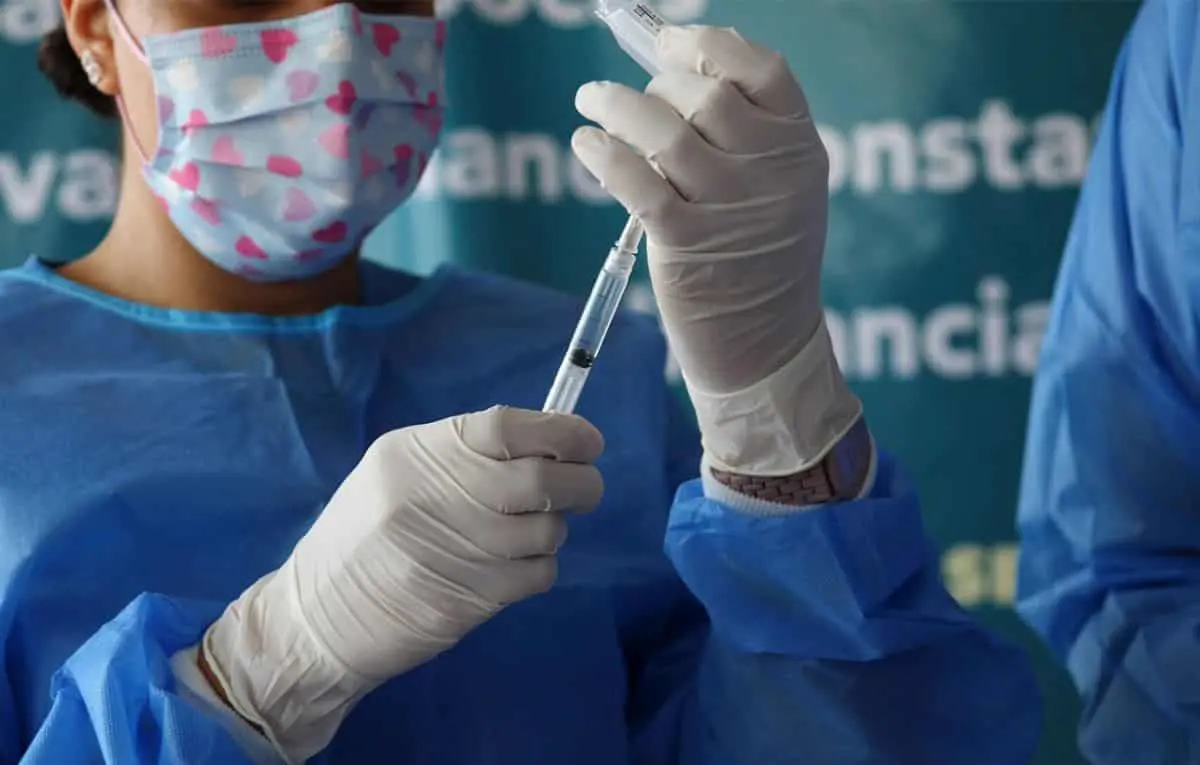 Vacunarán con tercera dosis al sector salud y educativo