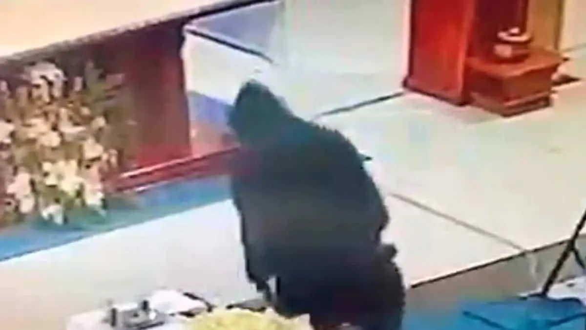 VIDEO: Ladrón roba en iglesia y luego reverencia a la Virgen
