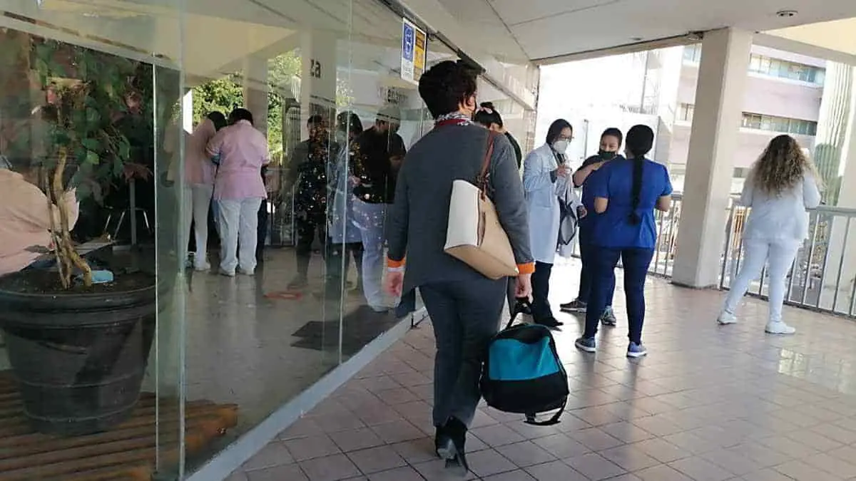Vacunan de nuevo al personal del Sector Salud