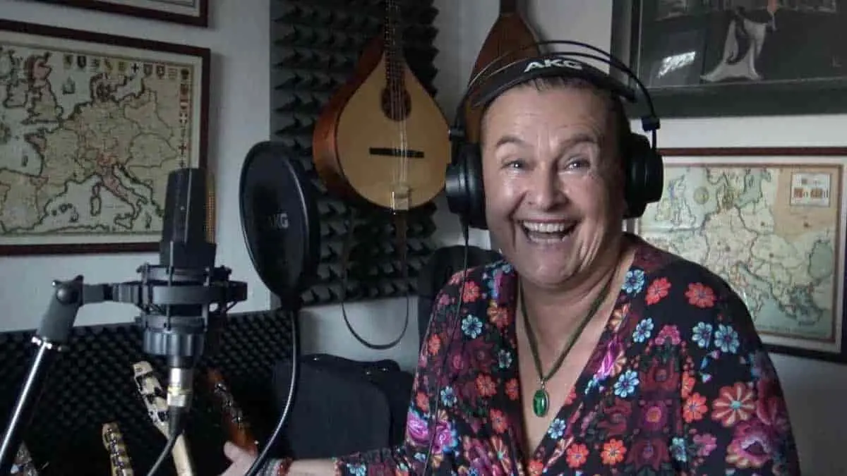 Cantante antivacunas se contagia deliberadamente de covid y muere