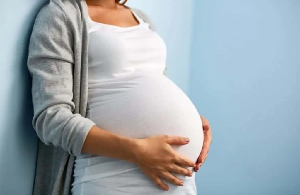 Mujer de 54 años da a luz a su propio nieto