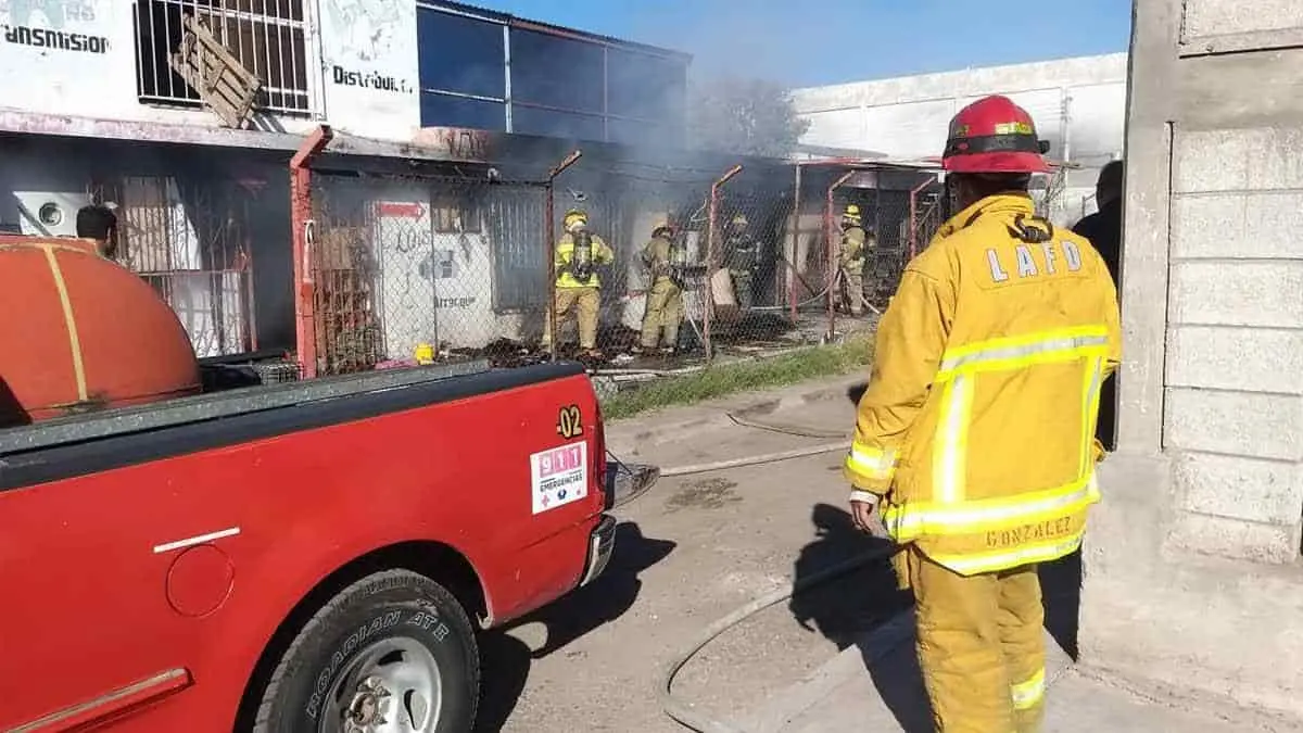 Arde bodega de taller
