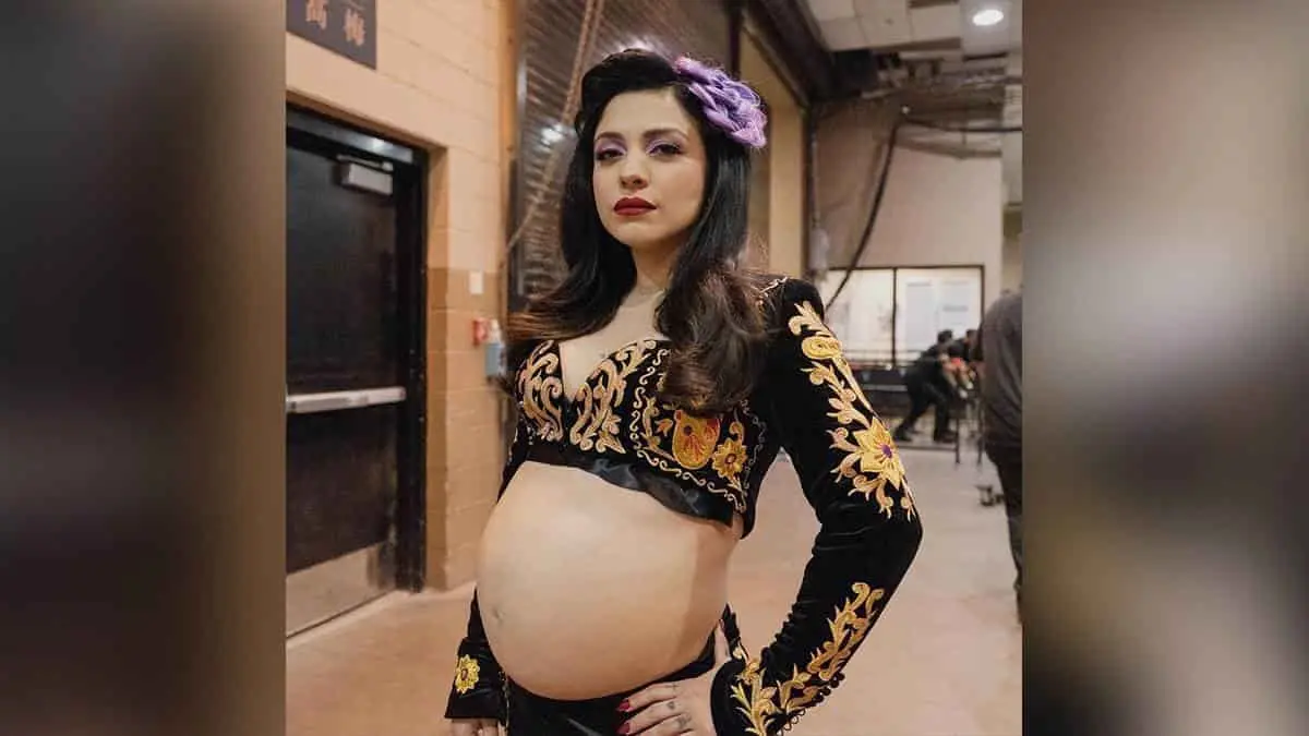 Mon Laferte anuncia el nacimiento de su primer hijo