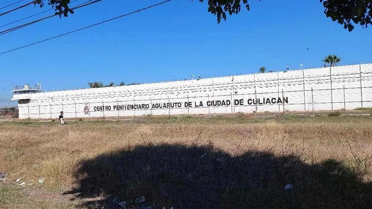 Encuentran arsenal y 1.2 millones de pesos en cárcel de Sinaloa