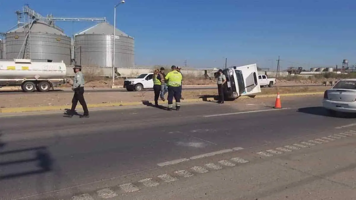 Vuelca camioneta en la Internacional