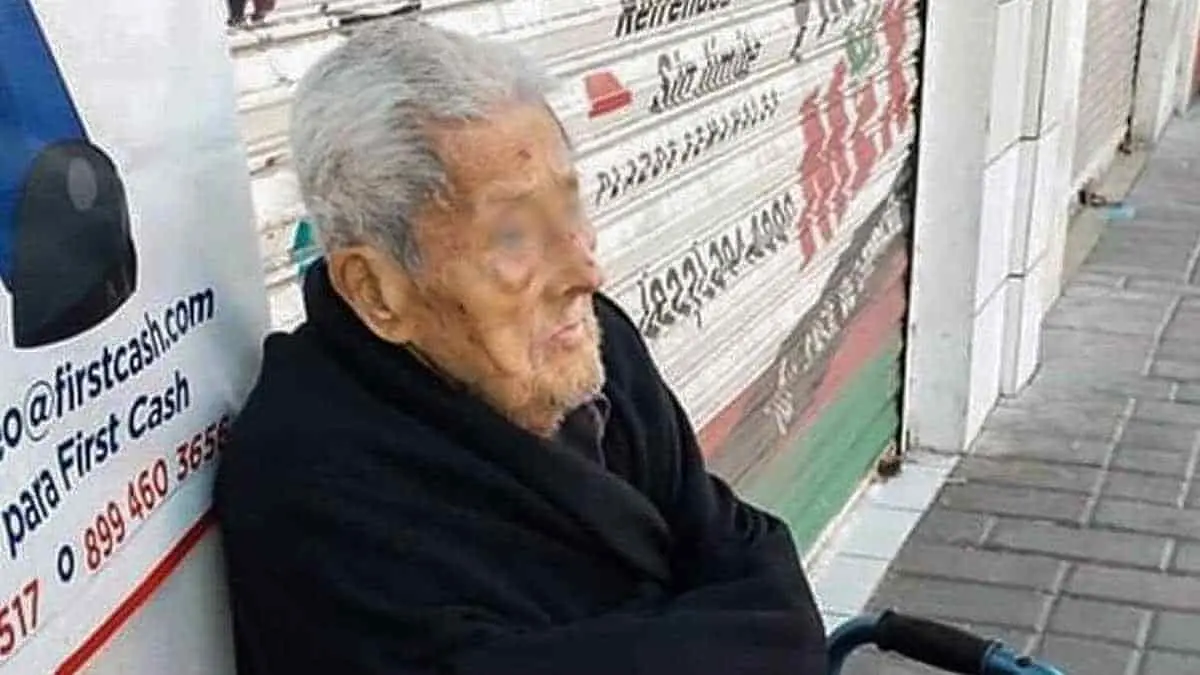 Bajan a abuelito descalzo de taxi y lo abandonan en la calle