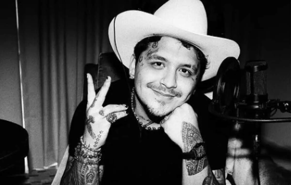 Disquera demanda a papás de Christian Nodal por fraude 