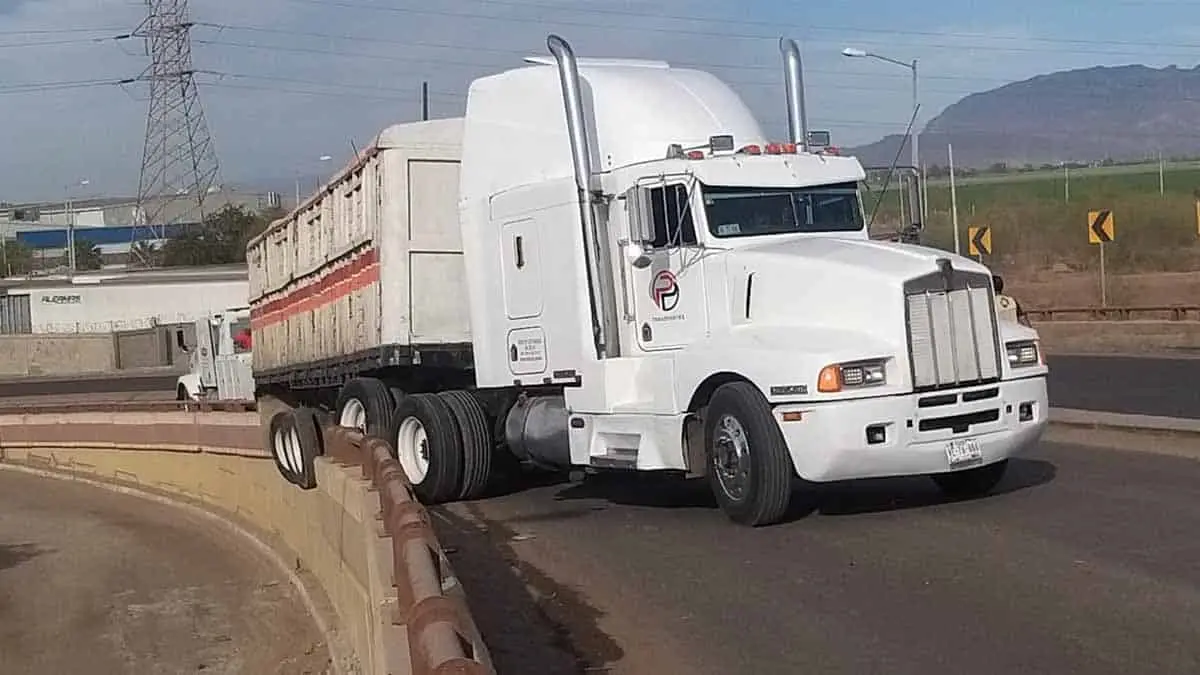Tráiler sufre aparatoso percance sobre puente de la 300