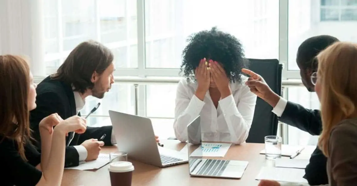 Piden persona “con ojos de color” para vacante laboral