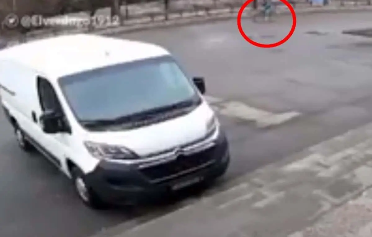 VIDEO. Captan momento en que misil ruso impacta cerca de ciclista