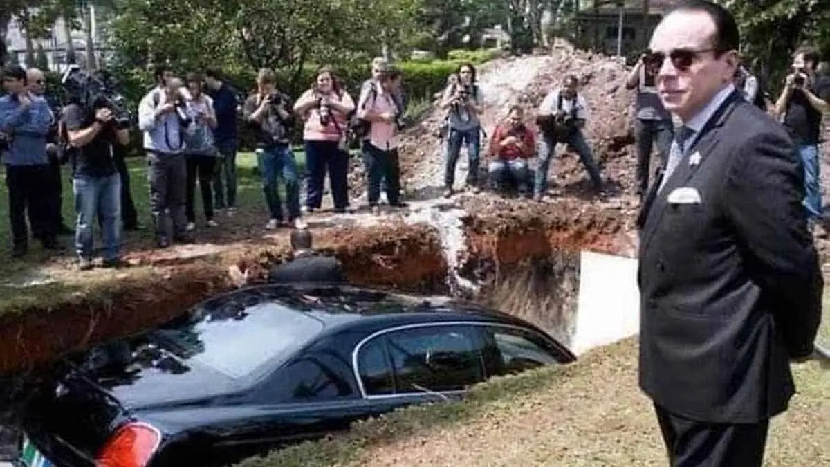 Multimillonario simula sepultar auto de lujo por una causa