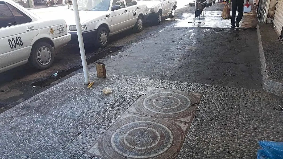 Un centro comercial por demás “cochino” y la gente no coopera