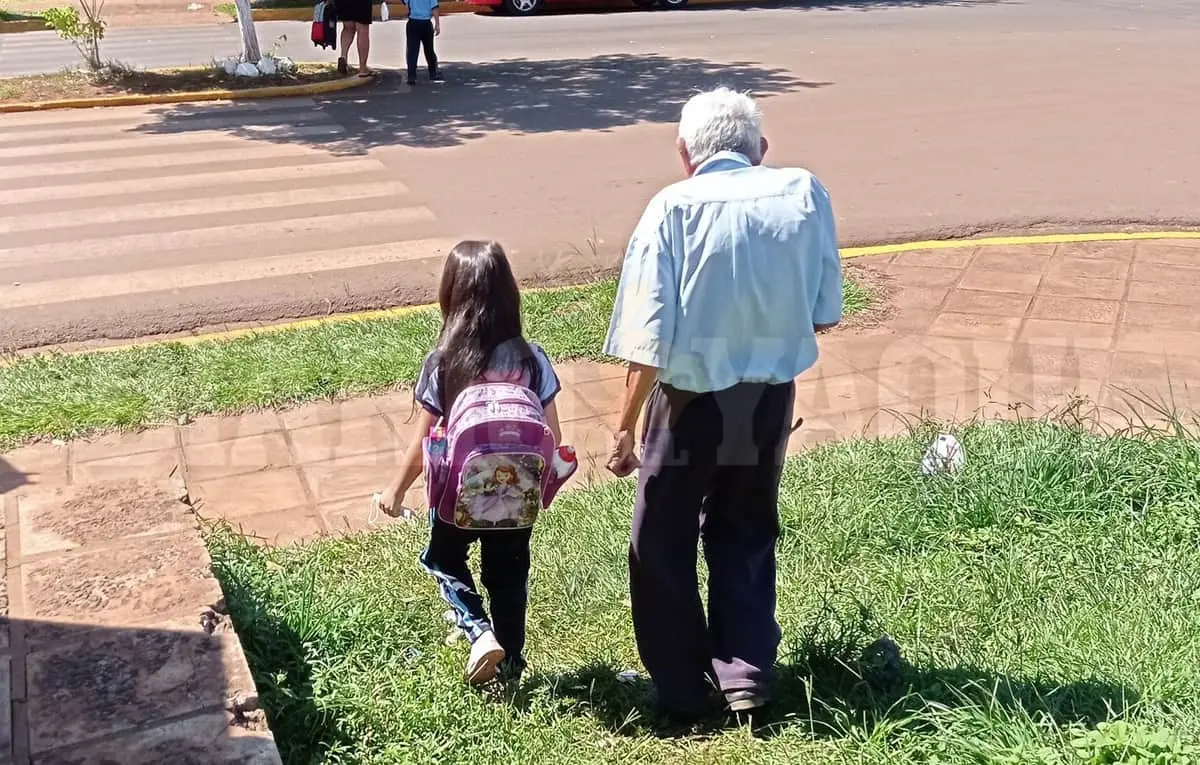 Abuelito acompaña todos los días a su bisnieta a la escuela