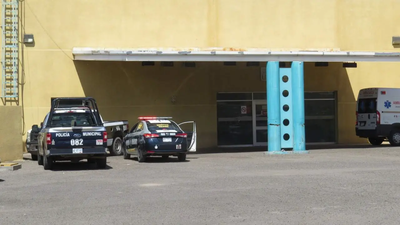 Intenta machetear a policía y recibe un balazo
