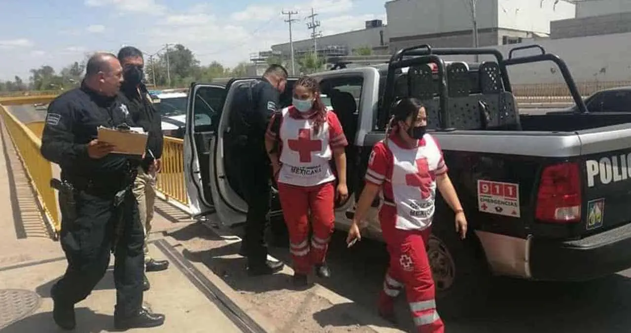 Evitan que joven se arroje desde el paso a desnivel de la 200
