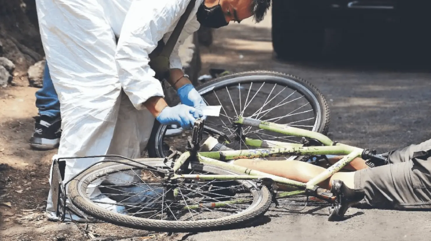 Camión le revienta la cabeza a ciclista con todo y casco