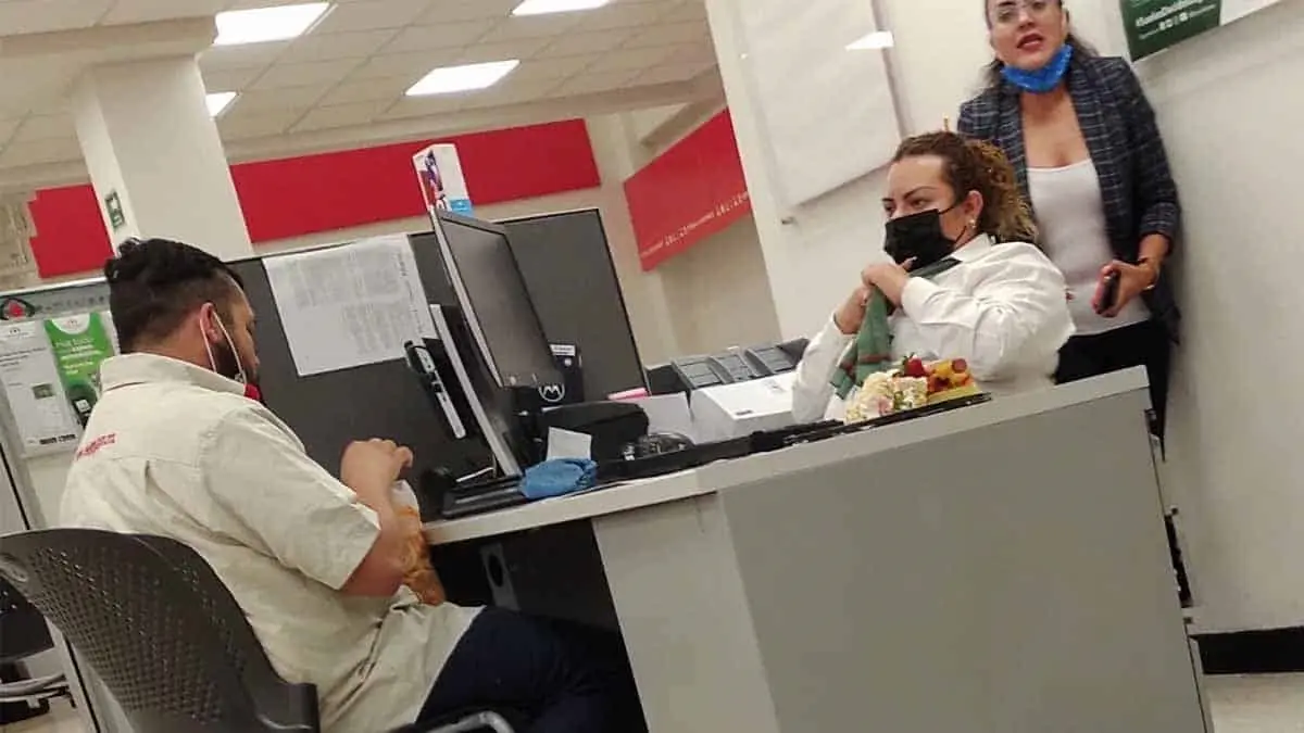 Ponen el dedo a empleados de Banco Azteca por festejo de cumple