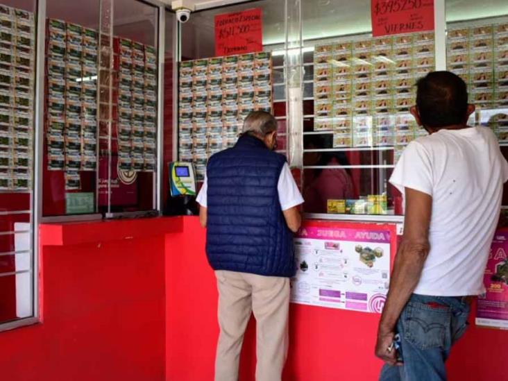 Adultos compran más cachitos de la Lotería Adultos compran más cachitos de la Lotería