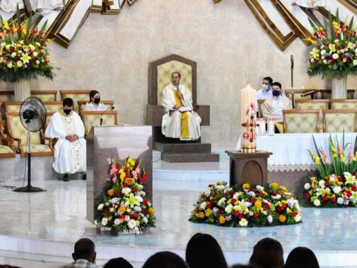 Agradecen a sacerdotes con ramillete espiritual Agradecen a sacerdotes con ramillete espiritual